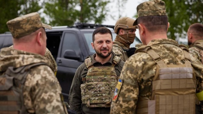 Ngày 29/5, Tổng thống Ukraine Zelensky mặc áo giáp tới thị sát mặt trận ở thành phố Kharcov, miền Đông Ukraine (Ảnh: VPTT Ukraine).