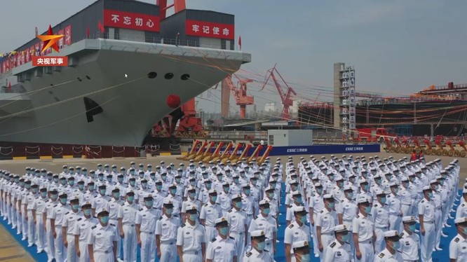 Quang cảnh lễ hạ thủy và đặt tên tàu Phúc Kiến (Ảnh: CCTV).