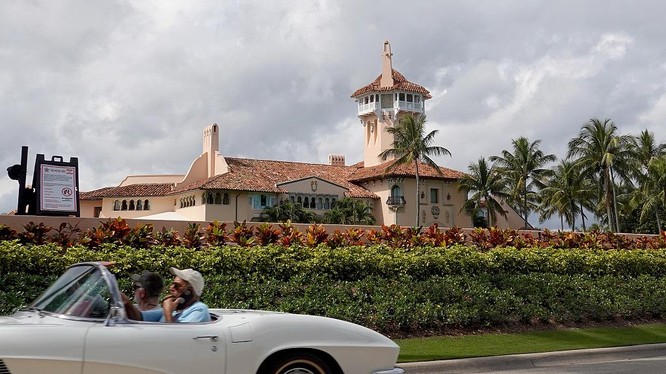Dinh thự Mar-a-Lago của ông Donald Trump ở Florida bị Cục Điều tra Liên bang (FBI) đột nhập khám xét hôm 8/8 (Ảnh: Thepaper).
