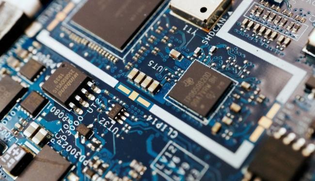 Các biện pháp hạn chế xuất khẩu của Mỹ đã ngăn cản bán chip và thiết bị sản xuất chip cho Trung Quốc (Ảnh: Reuters).