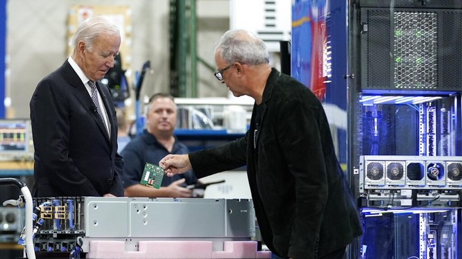 Tổng thống Biden đã biến chip thành công cụ để kìm hãm Trung Quốc (Ảnh: AP).