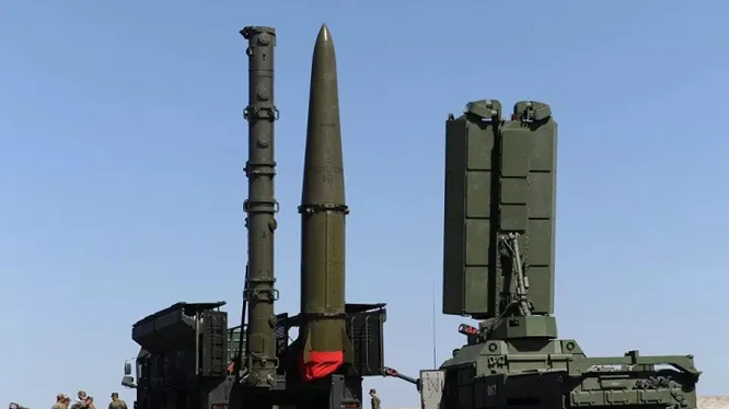Xe phóng tên lửa Iskander-M với hai loại đạn tên lửa đạo (phải) và tên lửa hành trình (Ảnh: Zhihu).