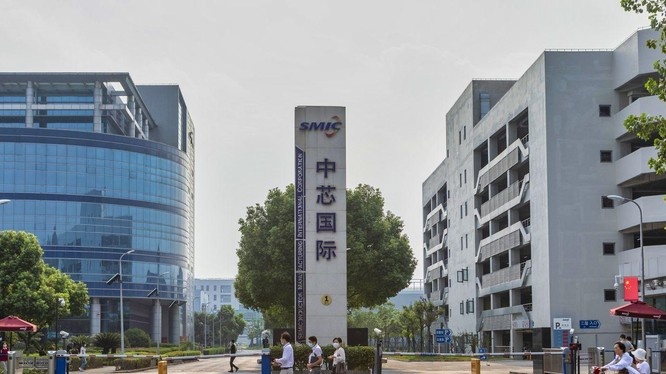 Trụ sở Tập đoàn SMIC, một trong những cơ sở sản xuất chip hàng đầu của Trung Quốc (Ảnh: WSJ).