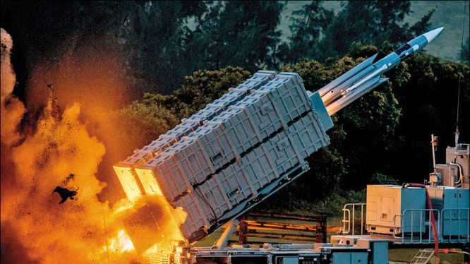 Đài Loan phóng thử tên lửa Hùng Phong-2E, biến thể Hùng Phong-2E/B được cho là có tầm bắn trên 1000km (Ảnh: LTN).