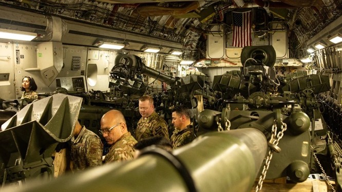 Vũ khí cùng chuyên gia quân sự Mỹ được vận chuyển tới Ukraine (Ảnh: QQ).