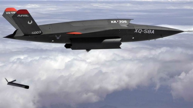 Máy bay không người lái XQ-58A thả UAV cỡ nhỏ Altius-600 trong cuộc thử nghiệm ngày 26/3/2021 (Ảnh: USAF).