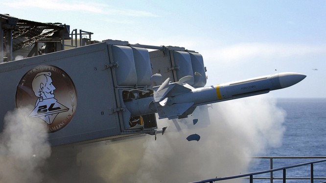 Tên lửa RIM-7 Sea Sparrow được phóng từ dàn lắp đặt trên tàu chiến (Ảnh: Wiki).