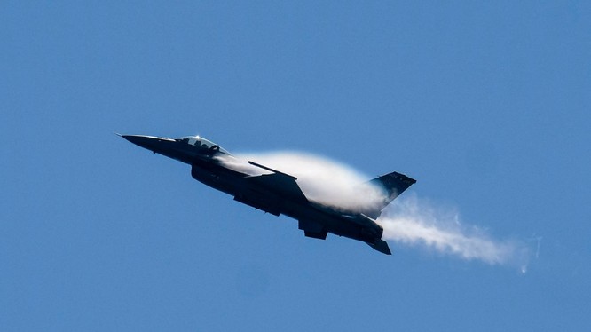 Máy bay chiến đấu F-16 của Mỹ là phương tiện chiến tranh mà Ukraine đang rất muốn có (Ảnh: Xinhua).