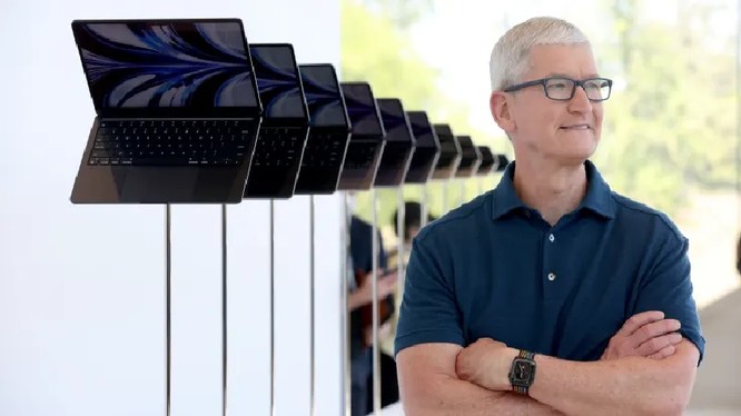 Giám đốc điều hành Apple Tim Cook xem màn hình của máy tính xách tay MacBook Air được thiết kế lại hoàn toàn mới trong WWDC22 tại Apple Park ngày 6/6/2022 ở Cupertino, California. Ảnh Justin Sullivan/Getty Images.