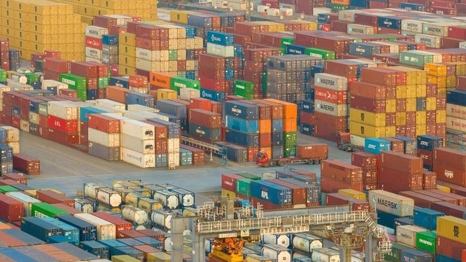Khối lượng container khổng lồ tại cảng Nam Kinh, Trung Quốc ngày 3/1/2023. Ảnh AFP 