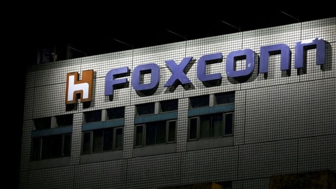 Logo của Foxconn bên ngoài tòa nhà công ty ở Đài Bắc, Đài Loan, ngày 10/11/2022. REUTERS/Ann Wang//