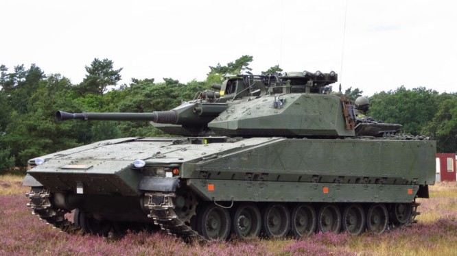 Một chiếc xe thiết giáp Strf9040C của quân đội Thụy Điển. Ảnh Wikimedia.