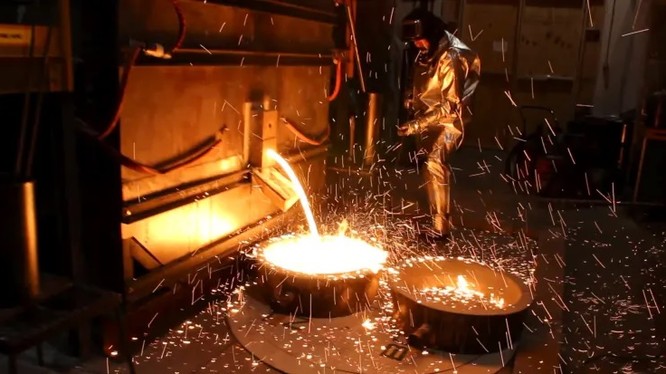 Nghiên cứu sản xuất sắt nóng chảy tại cơ sở quy mô thí điểm ở Boston Metal, Woburn, Massachusetts. Ảnh Boston Metal.