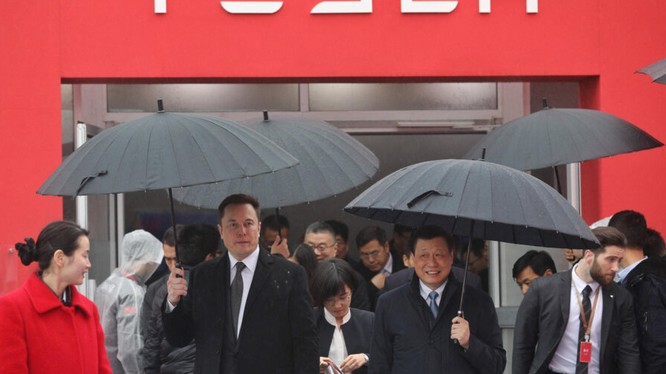 Ông chủ Tesla, Elon Musk cùng với Thị trưởng Thượng Hải Ying Yong trong lễ khởi công xây dựng nhà máy Tesla ở Thượng Hải ngày 7/1/2019. Ảnh của AFP/ China OUT