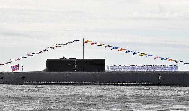 Tầu ngầm hạt nhân chiến lược thuộc dự án 955A "Borei-A" của Nga trước giờ duyệt binh (Ảnh: AIF)