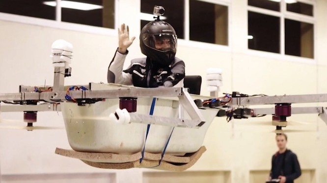 Ứng dụng công nghệ chế tạo drone, anh em Mickenbecker có thể khiến chiếc bồn tắm bay cao tới gần 30 mét. Nguồn: Business Insider