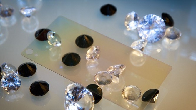 Màn hình kim cương có độ bền và độ cứng gấp nhiều lần các loại màn hình thông thường. Nguồn: CNET