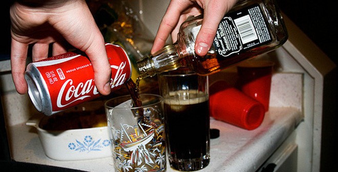 Trong lịch sử 126 năm của Coca-Cola, đây là lần đầu tiên hãng dự định ra mắt một loại thức uống có cồn. Popsugar