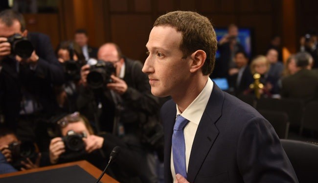 CEO Mark Zuckerberg trong buổi điều trần trước Quốc hội Mỹ ngày 11/4. Nguồn: Washington Post