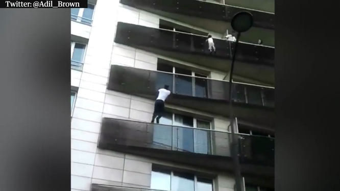 "Người nhện Paris" Mamoudou Gassama leo bằng tay không lên tầng 4 của một tòa chung cư để giải cứu bé trai mắc kẹt. Nguồn: Twitter