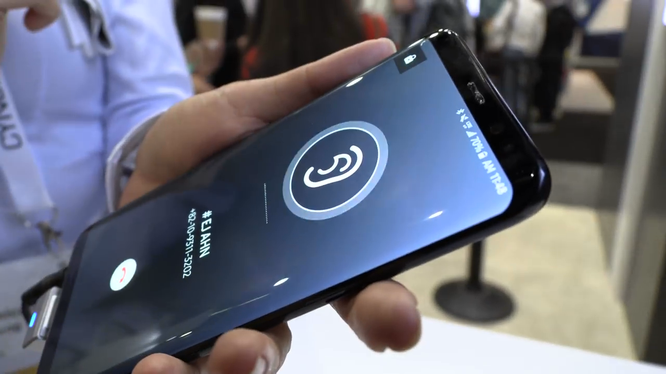Nguyên mẫu smartphone tích hợp công nghệ truyền âm qua màn hình của Samsung tại SID 2018. Ảnh: SamsungDisplay