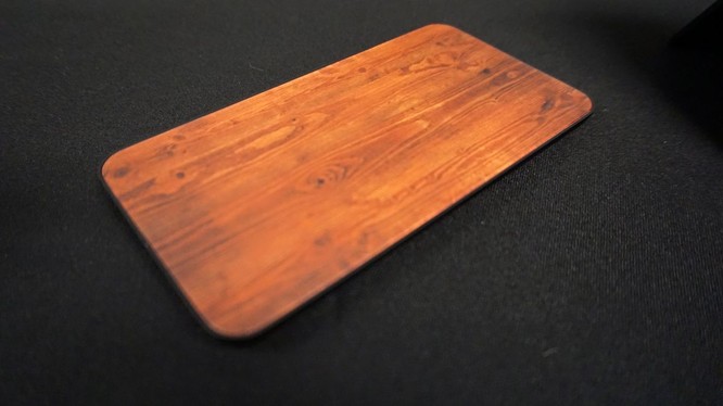 Tấm kính cường lực mô phỏng chất liệu gỗ cho smartphone. Ảnh: Mashable