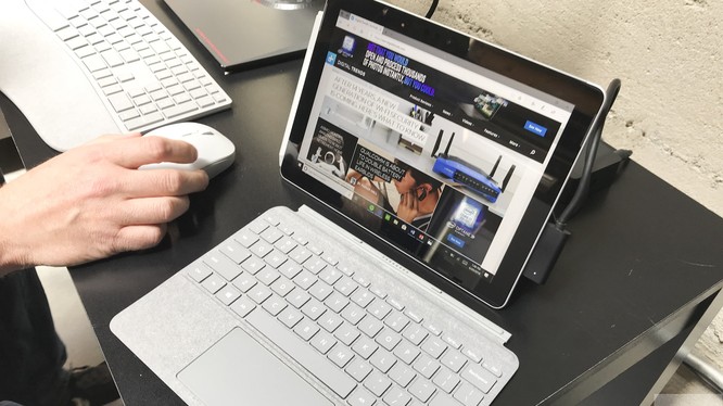 Surface Go mẫu máy tính bảng 2 trong 1 mới ra mắt của Microsoft. Ảnh: DT