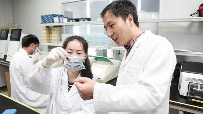 Ông He Jiankui và nhóm nghiên cứu chỉnh sửa gene trên người. Ảnh: BI