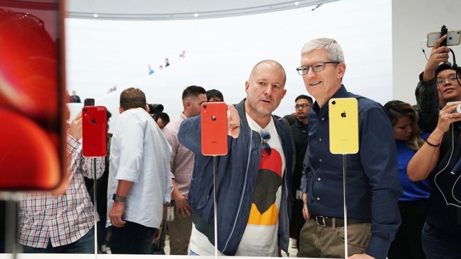 Ông Tim Cook và Jony Ive trong buổi lễ ra mắt iPhone 2018. Ảnh: 9to5mac