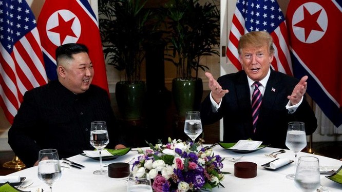 Tổng thống Mỹ Donald Trump và Chủ tịch Triều Tiên Kim Jong-un đã bắt đầu hội nghị thượng đỉnh lần thứ 2 bằng bữa tối thân mật tại Khách sạn Metropole. Ảnh: CNN