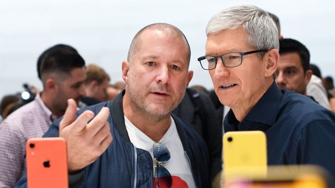 Ông Jony Ive (phải) và CEO Apple Tim Cook (trái). Ảnh: CNBC