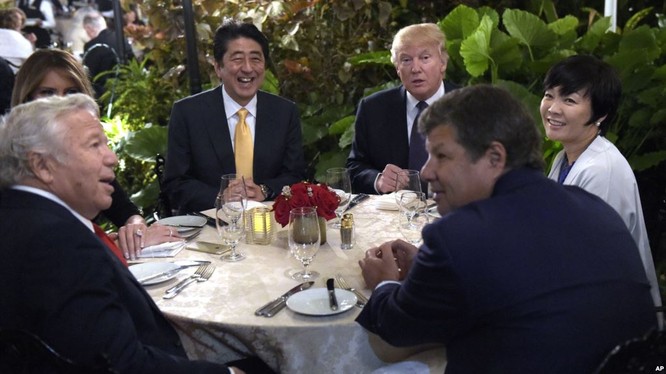Tổng thống D.Trump và Thủ tướng Abe bên bàn tiệc