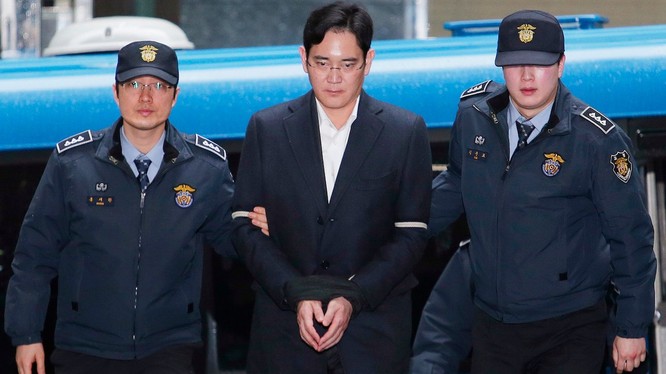 Ông Lee Jae - Yong (giữa) bị đưa tới Văn phòng Điều tra Seoul
