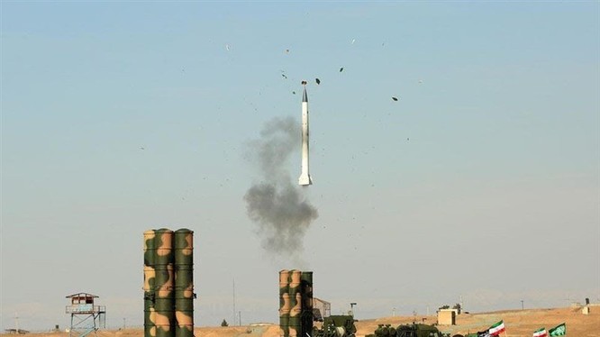 Tên lửa S 300 được phóng đi. Ảnh Tasnim