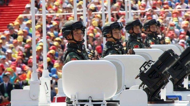 Binh sĩ PLA tham gia duyệt binh tại Bắc Kinh 2 năm trước. Ảnh Simon Song