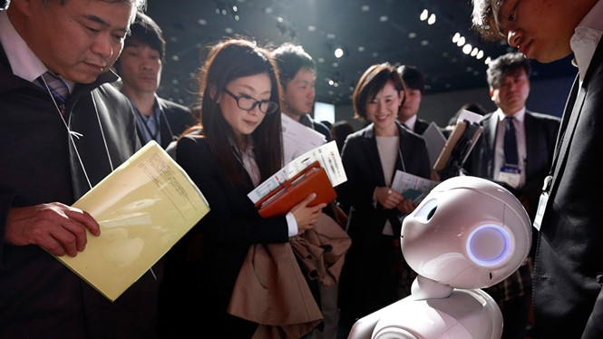 Người tham gia thích thú quan sát sản phẩm robot của SoftBank