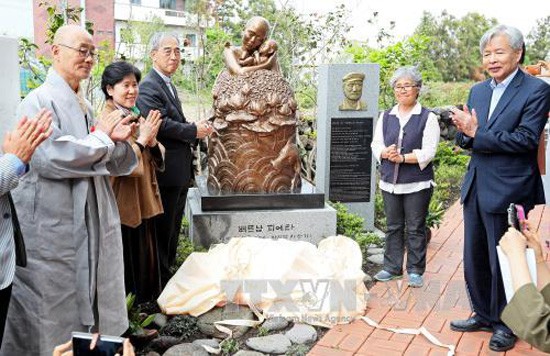 Lễ khánh thành bức tượng đồng “Xin lỗi Việt Nam” (Pieta Việt Nam) tại Trung tâm Hòa bình St. Francis trên đảo Jeju của Hàn Quốc. Ảnh: YONHAP/TTXVN
