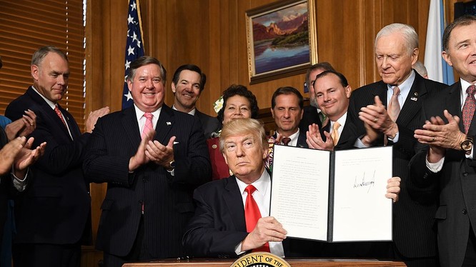 Tổng thống Donald Trump ký Lệnh điều hành số 3961