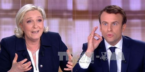 Ứng cử viên độc lập Emmanuel Macron (phải) và đối thủ Marine Le Pen. Ảnh: AFP/TTXVN
