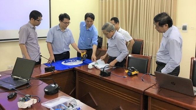 GS Nguyễn Minh Thuyết trải nghiệm lập trình và vận hành robot