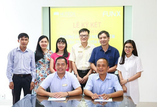 Ông Nguyễn Thành Nam, Hiệu trưởng FUNiX và GS.TSKH Hồ Đắc Lộc, Hiệu trưởng HUTECH ký kết thỏa thuận hợp tác đào tạo (Nguồn ảnh: hutech.edu.vn)
