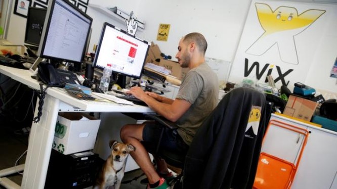 Nhân viên công ty thiết kế website Wix.com làm việc tại trụ sở ở Tel Aviv. Ảnh tư liệu của Reuters.
