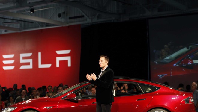 Ông Elon Musk giới thiệu mẫu xe chạy bằng ắc quy của Tesla 