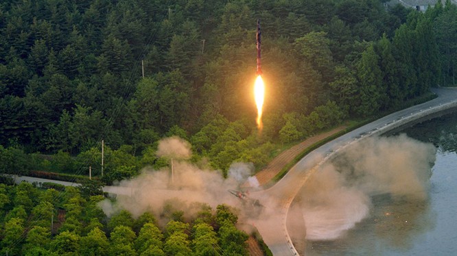 Hình ảnh tên lửa được phóng lên (Reuters)