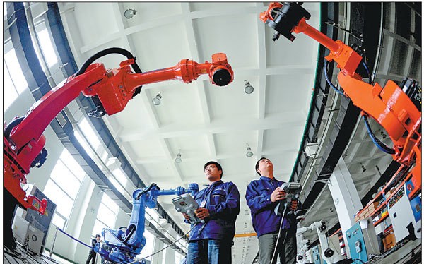 Công nhân thử robot công nghiệp tại nhà máy ở tỉnh Liêu Ninh, Trung Quốc. Ảnh: engineering.com
