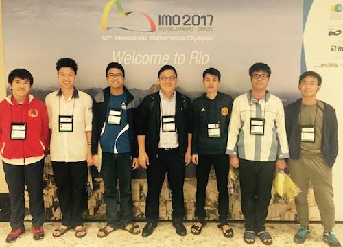 Đoàn học sinh Việt Nam dự thi IMO 2017. Quốc Huy ngoài cùng bên trái