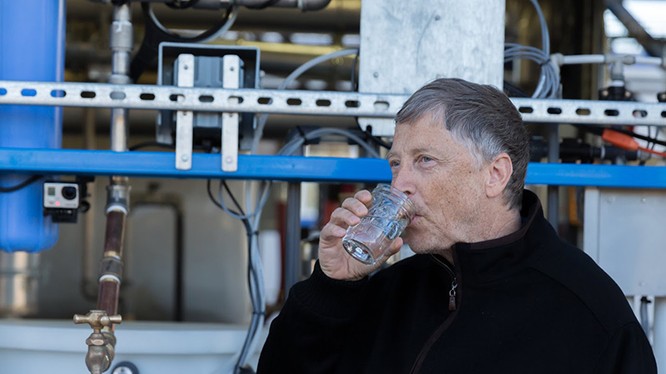 Bill Gates uống nước được xử lý từ nước thải - một dự án do quỹ của ông tài trợ. Ảnh: YTB 