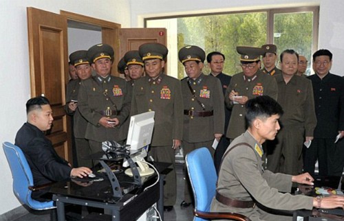 Nhà lãnh đạo Triều Tiên Kim Jong-un sử dụng máy tính trong một buổi thị sát. Ảnh: Reuters.