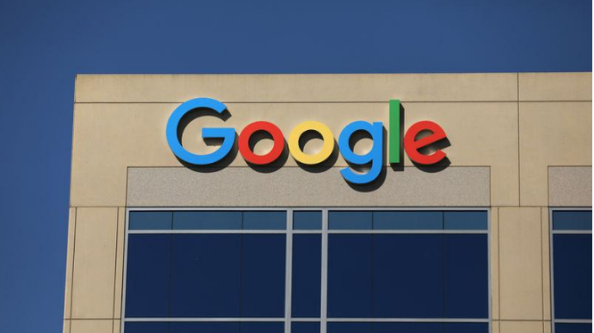 Logo của Google phía trên một tòa nhà của công ty tại Irvine, California, Hoa Kỳ. Ảnh Mike Blake chụp ngày 7/7/2017