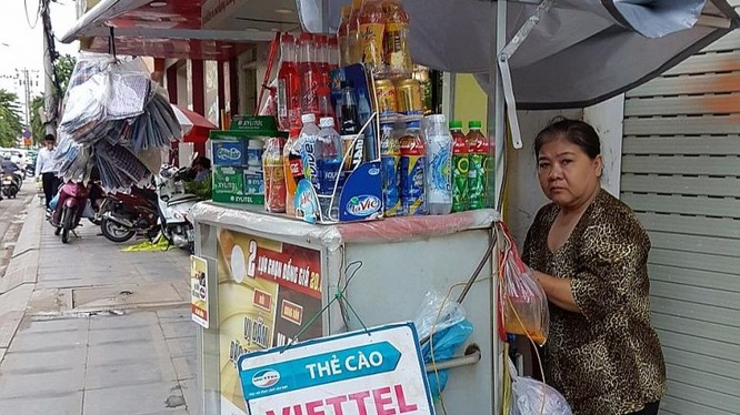 Một người bán SIM thẻ tại Thành phố Hồ Chí Minh. Ảnh: Tan Hui Ye
